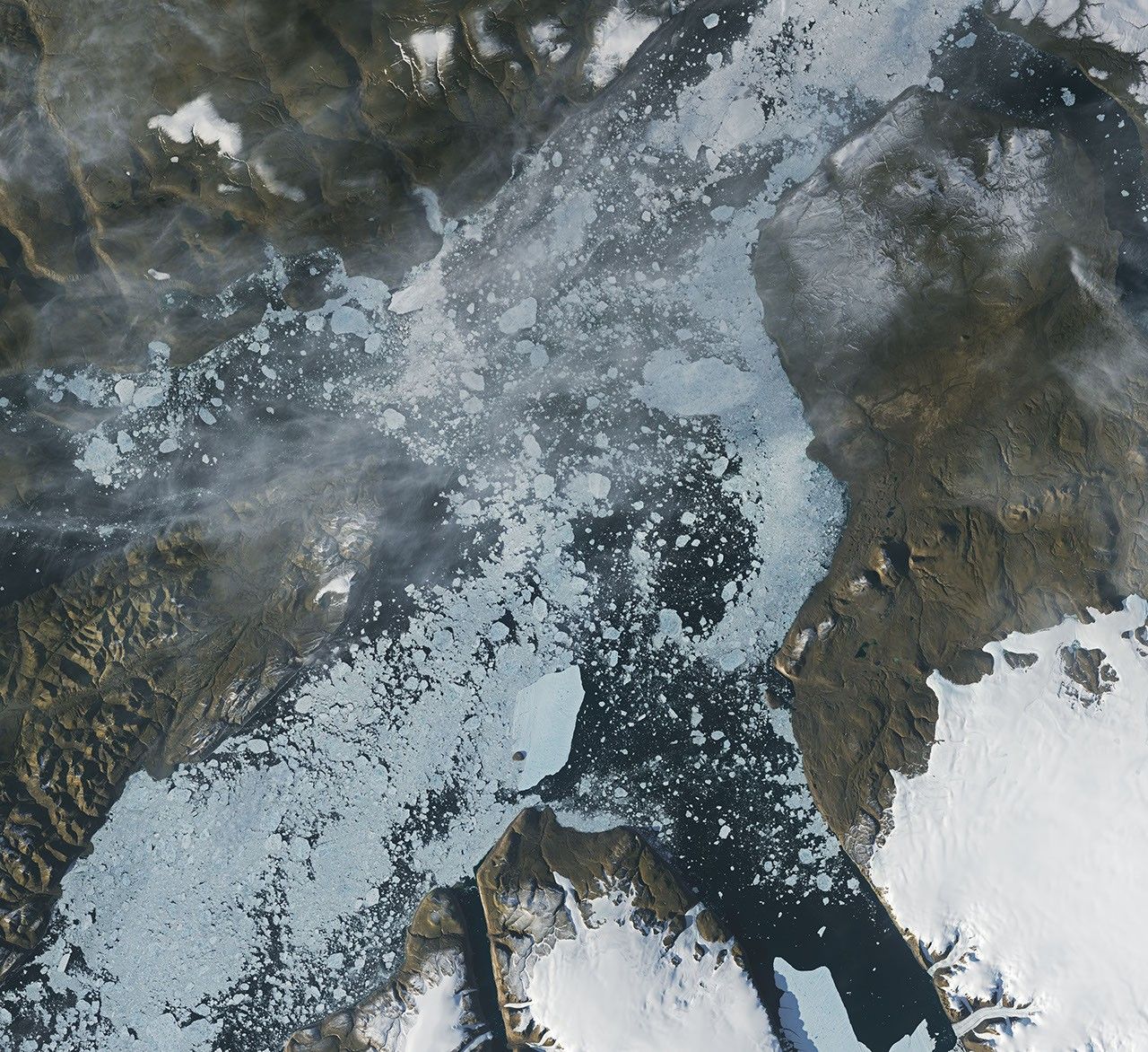 صورة Landsat للجزيرة الجليدية المنفصلة عن نهر بيترمان الجليدي